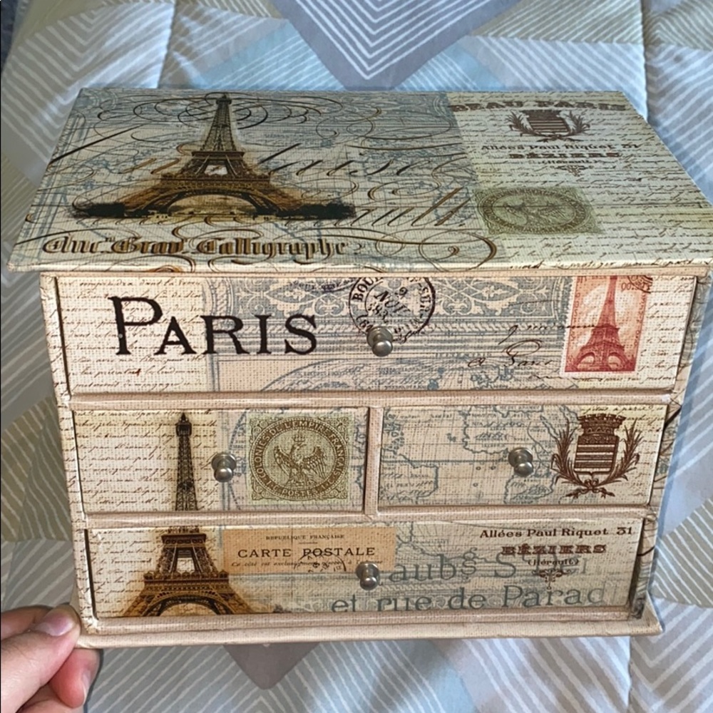 Paris themed accessory keeper